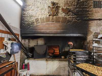 ...ma quello che balza all�occhio � soprattutto il grande arco che racchiude l�incandescente e profonda bocca del forno